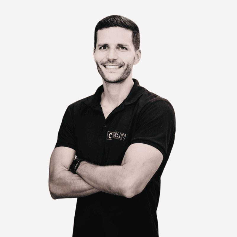 Alejandro Trujillo, de brazos cruzados, con un polo oscuro